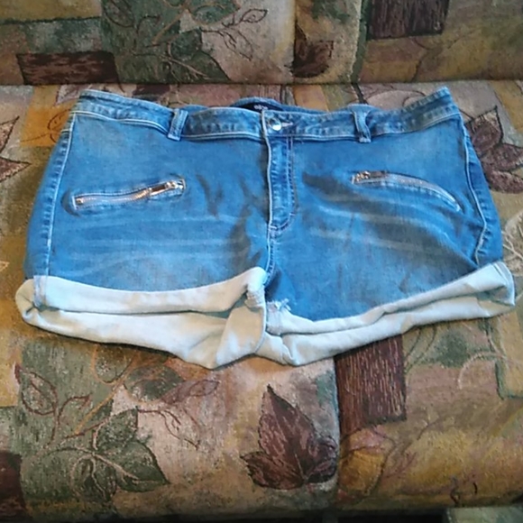🆕 Zippered Jean Shorts 🆕 - Picture 1 of 5